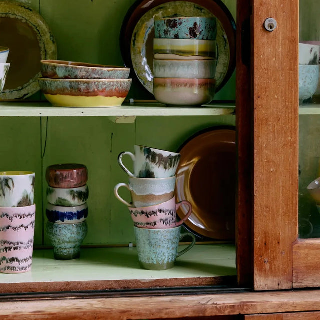 HK Living 70s Ceramics Cappuccino Becher Dada 4er Set – Stoneware mit handbemalter Glasur, Dekobeispiel im Küchenschrank