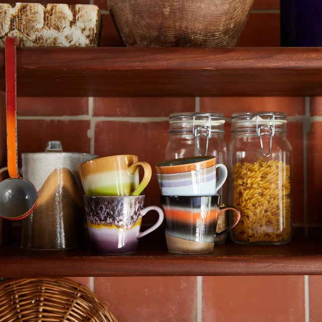 HK Living 70s Ceramics Cappuccino Becher Solid 4er Set – Stoneware mit reaktiver Glasur, 330 ml, Dekobeispiel im Tassenregal