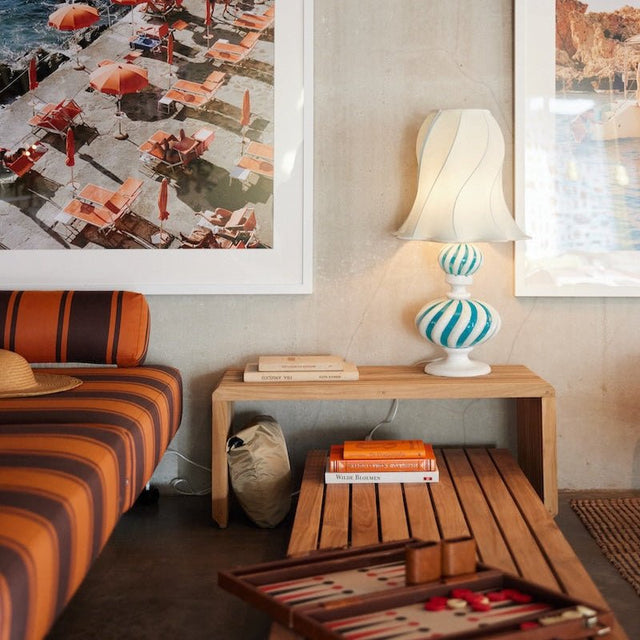 Die HK Living Slatted Bench aus Teakholz als Couchtisch dekoriert in einem modern gestalteten Wohnzimmer