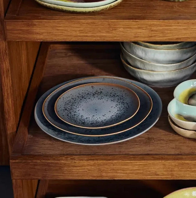 HKliving 70s Ceramics Frühstücksteller Set gestapelt im Küchenschrank