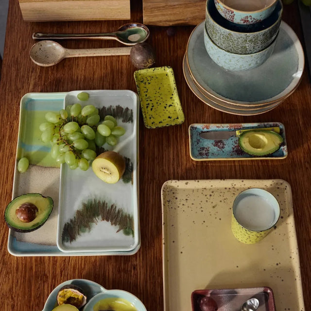 HKliving 70s Ceramics Großes Tablett Glint – auf gedecktem Tisch mit Obst, Avocado und Frühstücks-Geschirr
