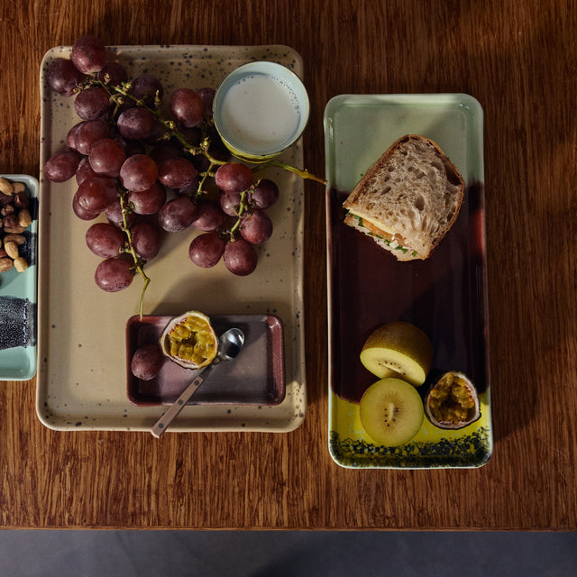 HKliving 70s Ceramics Kuchenplatte Cherry – dekoriert mit dem großen Tablett und Obst