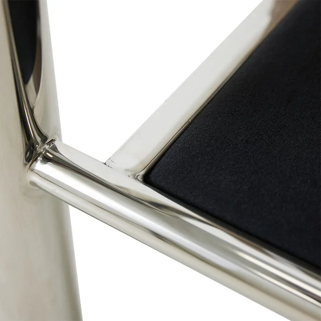 HKliving Chrome Lounge Sessel – Detailansicht der Gestellverbindung und schwarzen Gurtbespannung