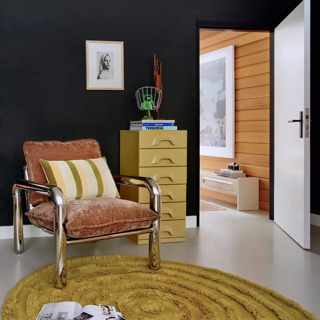 Chrome Lounge Sessel von HKliving im Wohnzimmer-Setting mit Space Age Deko, gestreiftem Kissen und gelber Kommode