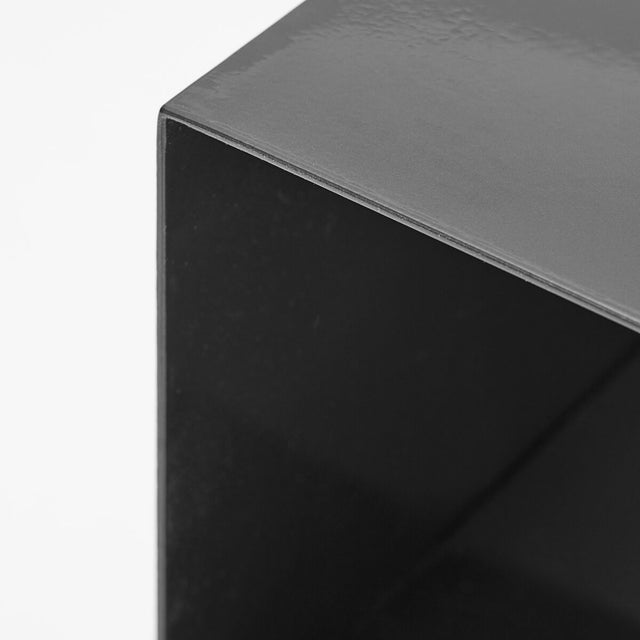 Beistelltisch Fari aus Metall von House Doctor - Detailaufnahme Beschichtung und Tischkante