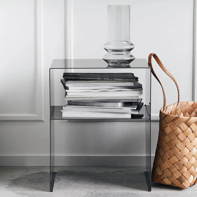 Beistelltisch Fari aus Metall von House Doctor - mit Magazinen und einer Vase
