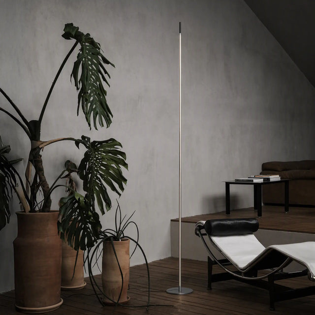 Ideal Lux Blade Stehlampe in Nickel als schmale hohe Stehleuchte im Wohnzimmer