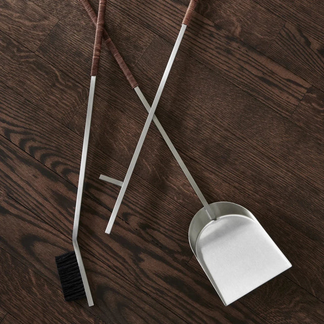 Blomus Kaminbesteck Aska aus Edelstahl mit Ledergriff, 3-teiliges Set Detailaufnahme von oben