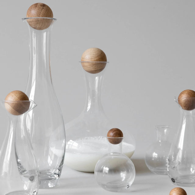 Karaffe Nature mit Kugel aus Eiche - Sagaform - DesignWe.Love