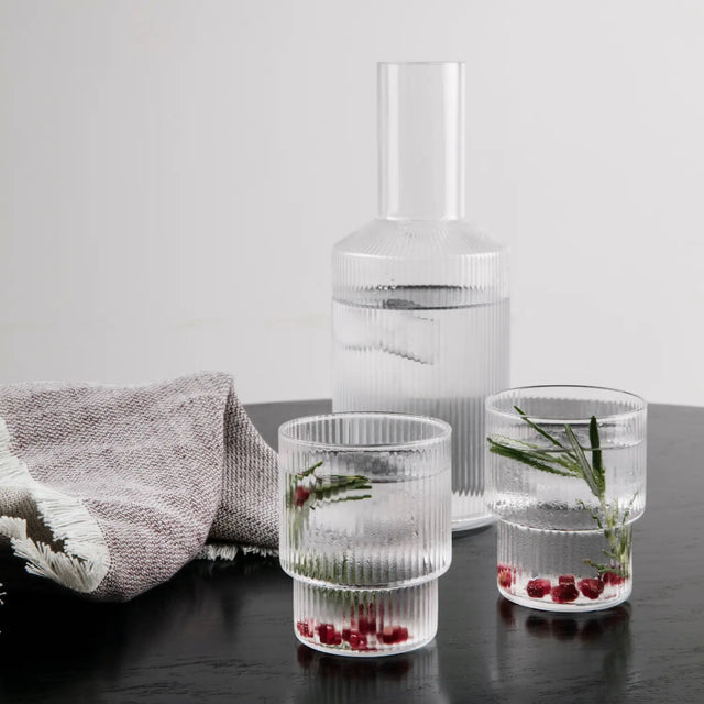 Karaffe Ripple Klar mit Wasser und Trinkgläsern - ferm LIVING - DesignWe.Love