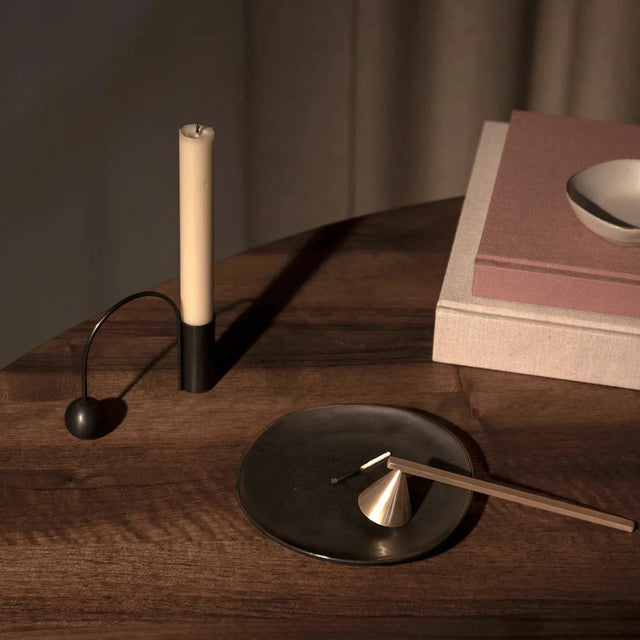Kerzenhalter Balance Black Brass - ferm LIVING - DesignWe.Love