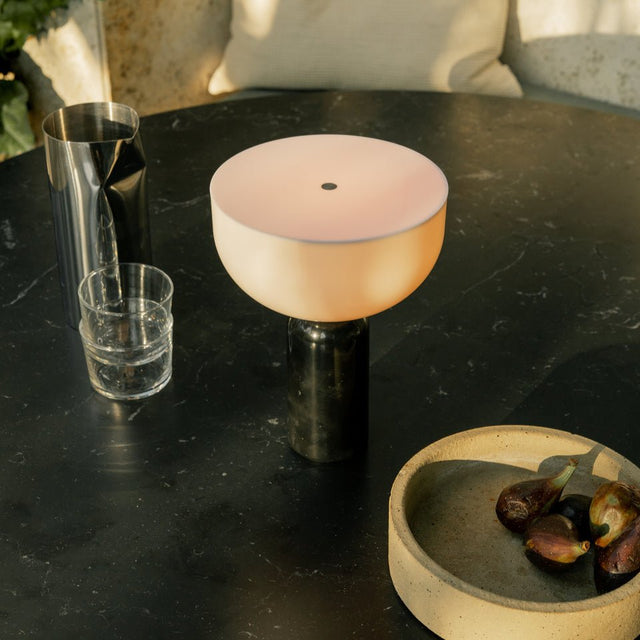 Kizu Akkuleuchte Marmor Schwarz - New Works - DesignWe.Love