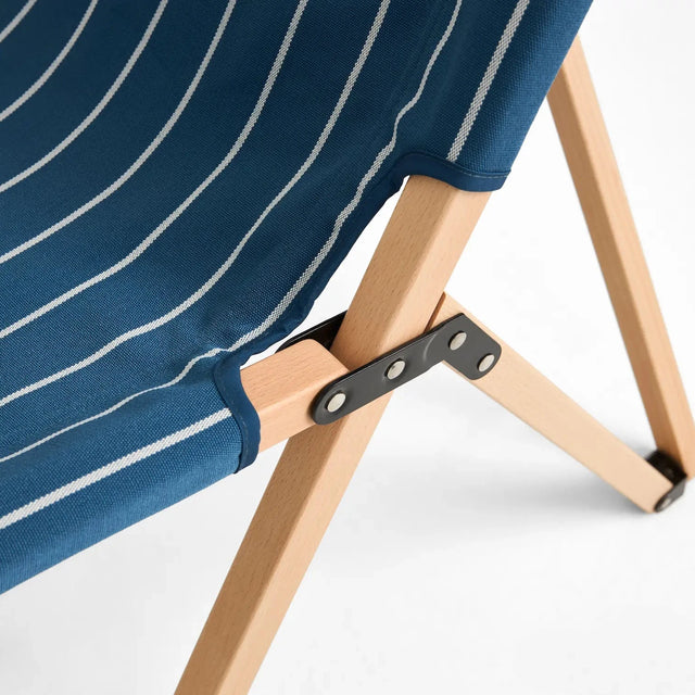 Klappstuhl Holz Detail Gestellverbindung Metallbeschlag - HAY