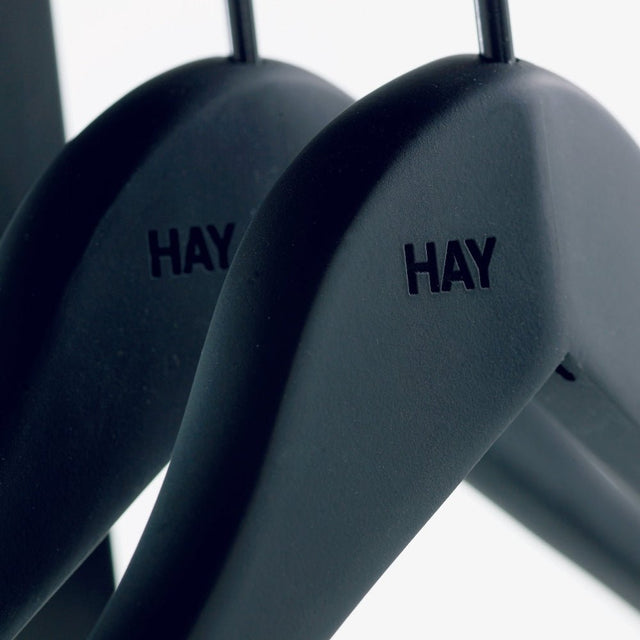 Kleiderbügel 4er - Set Soft Coat Hanger Slim Schwarz - HAY - DesignWe.Love
