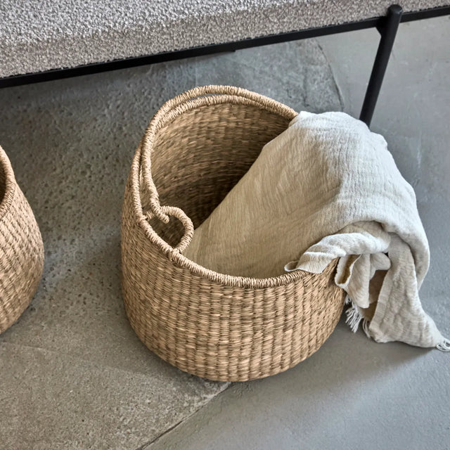 Korb-Set Cesta aus Seegras in Natur mit dekorativen Griffen von House Doctor – Wohnbeispiel (großes Set)