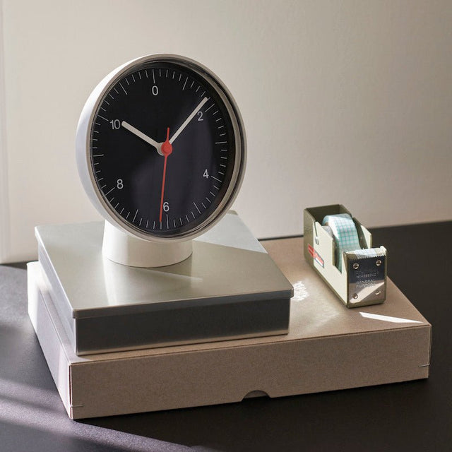 Lautlose Tischuhr Jasper Morrison - HAY Table Clock - DesignWe.Love