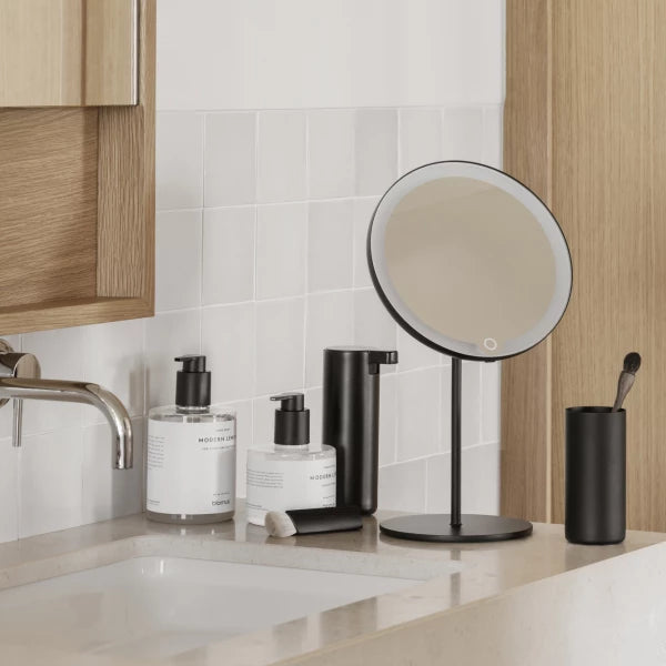 Kosmetikspiegel MODO weiss mit LED Leuchte - blomus - DesignWe.Love