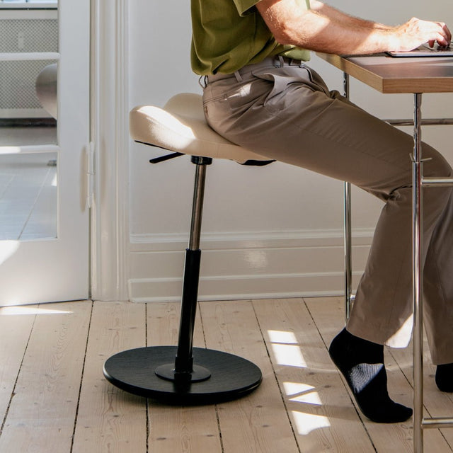 Move Sattelhocker Basis Natur Stoff Tonal 62156 - Varier Furniture - DesignWe.Love