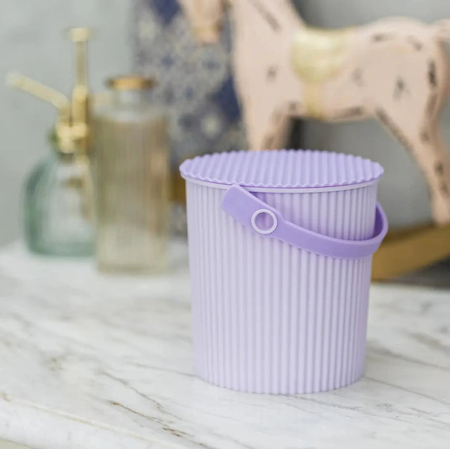 Hachiman Omnioutil Eimer Baby 0,7L in Grape mit Deckel auf Marmor-Ablage – japanisches Design, BPA-frei