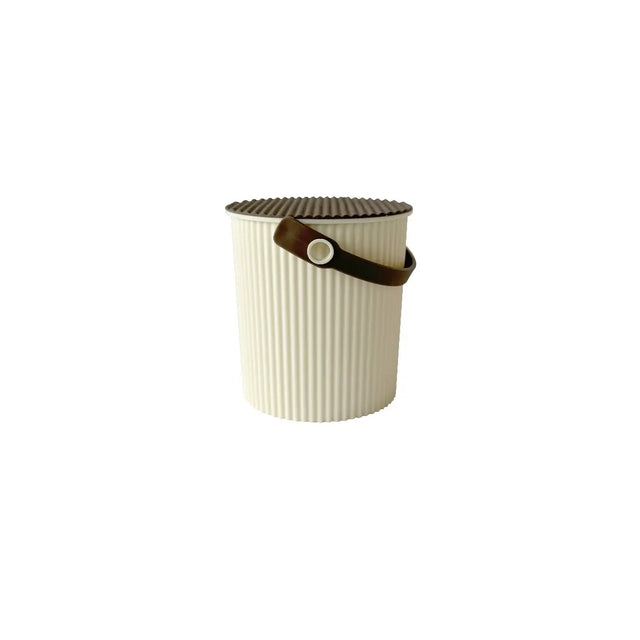 Hachiman Omnioutil Eimer Baby 0,7L in Ivory – japanischer Designklassiker, BPA-frei, 100% recyceltes Polypropylen, mit Elastomer-Deckel