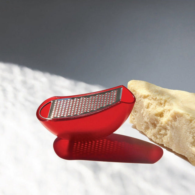 Parmenide Reibe mit Käsebehälter, Rot - Alessi - DesignWe.Love