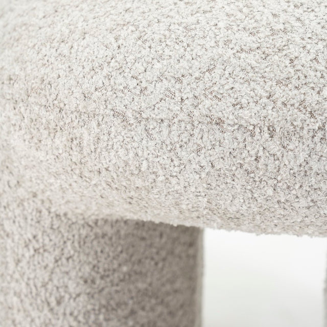 Polster Hocker Sahi Bouclé Taupe - By Boo - DesignWe.Love