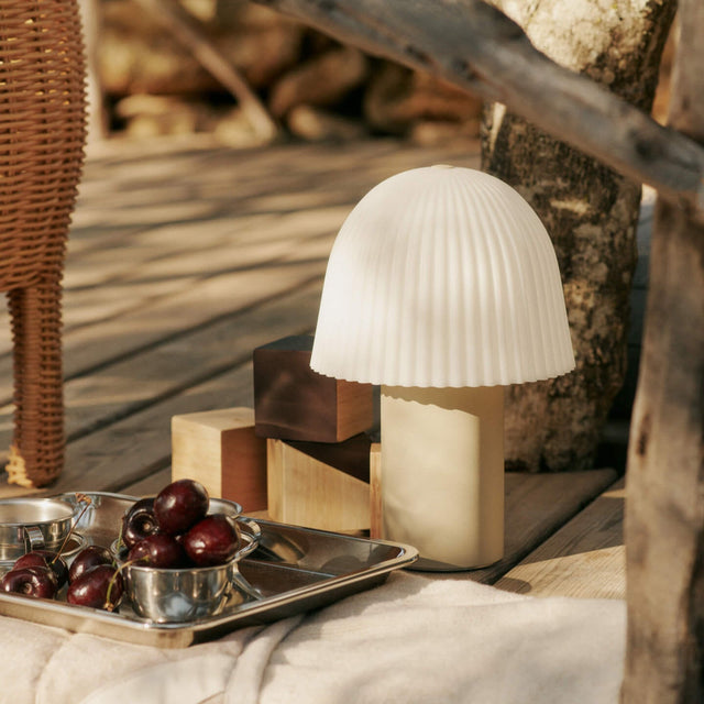Portable Tischleuchte Frill Cashmere/Weiss - ferm LIVING - DesignWe.Love