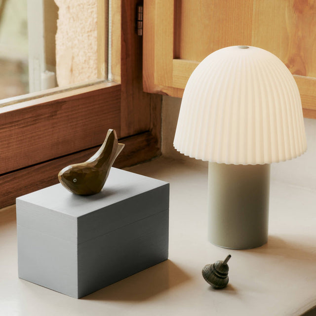 Portable Tischleuchte Frill Cashmere/Weiss - ferm LIVING - DesignWe.Love