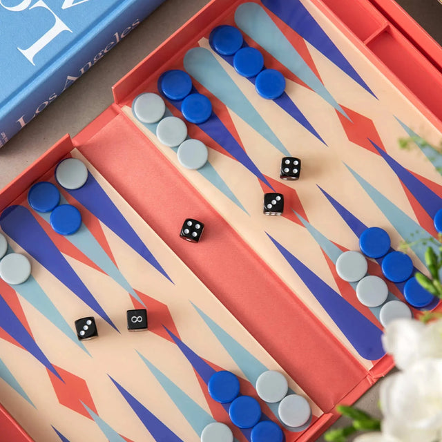 Art of Backgammon von Printworks in Blau und Koralle – Nahaufnahme des Spielfelds mit Würfeln