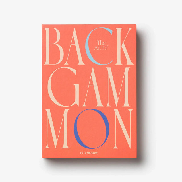 Art of Backgammon von Printworks – geschlossene Verpackung in Rot mit grafischer Typografie