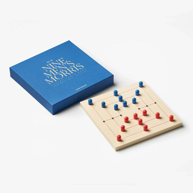 Mühle Spiel von Printworks – Verpackung neben aufgebautem Spielbrett mit Spielsteinen