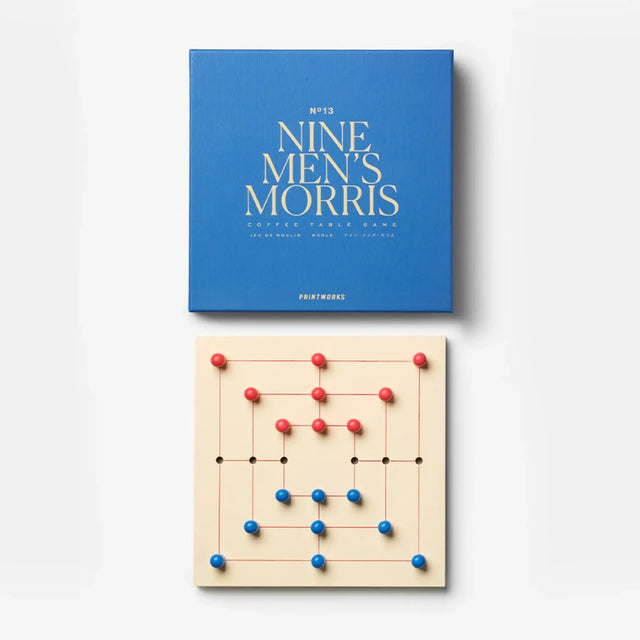 Mühle Spiel von Printworks – blaue Verpackung und Holzspielbrett mit roten und blauen Spielsteinen
