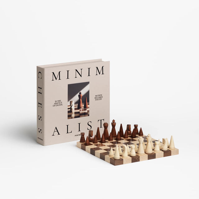 The MInimalist Schachspiel von Printworks – Verpackung neben aufgebautem Brett mit minimalistischen Figuren
