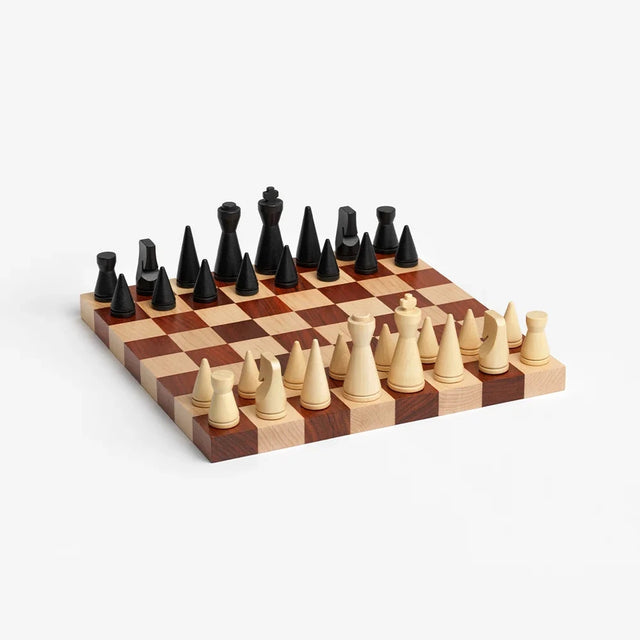 The Modernist Schachspiel von Printworks – Holzbrett aus Rosenholz und Ahorn mit aufgestellten Figuren