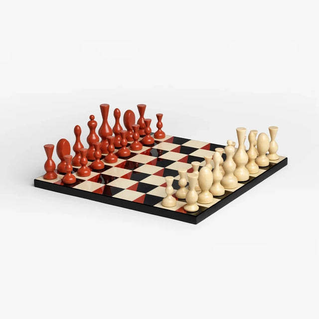 The Surrealist Schachspiel von Printworks – Hochglanz-Brett in Schwarz/Creme mit wellenförmigen Figuren in Rot und Naturholz