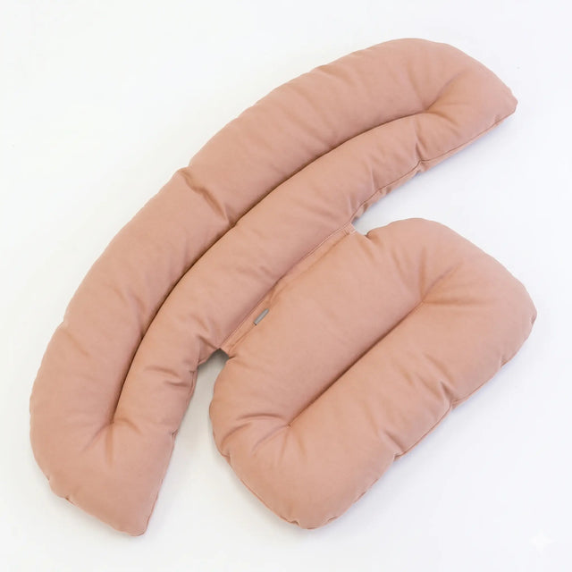 Das ausgebreitete Roly Poly Sessel-Kissen in Bonifacio Rosa als freigestellter Packshot auf weißem Hintergrund.