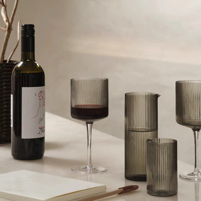 Gläser für Rotwein Ripple, 2er Set rauchgrau - ferm LIVING - DesignWe.Love