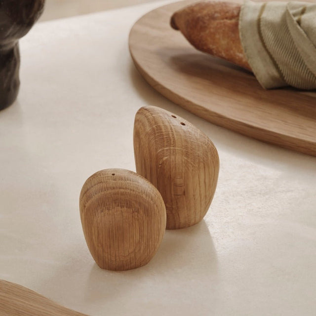 Salz - und Pfefferstreuer Cairn Eiche, 2er - Set - ferm LIVING - DesignWe.Love