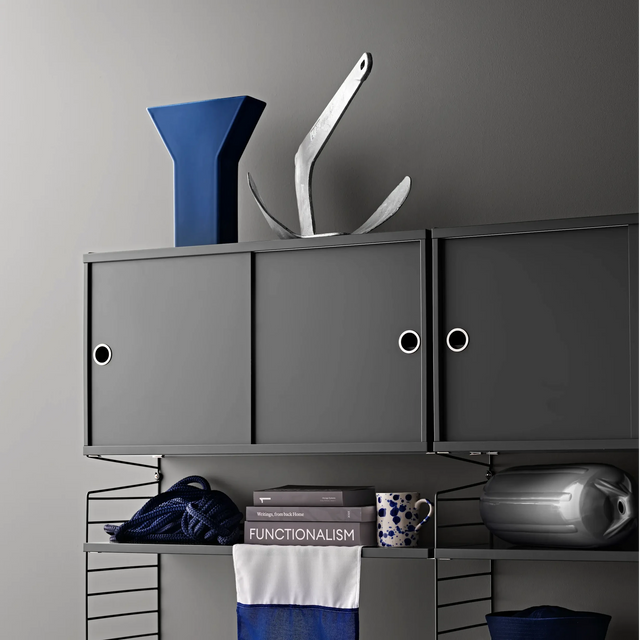 Schrank mit Schiebetüren 78x30cm Dunkelgrau – String Furniture