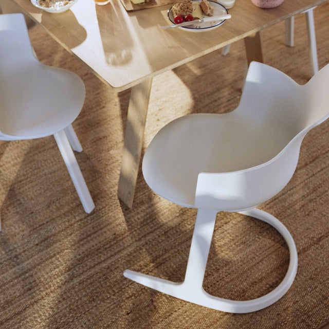 Social Tilt Stuhl Winter White - Varier Furniture - DesignWe.Love
