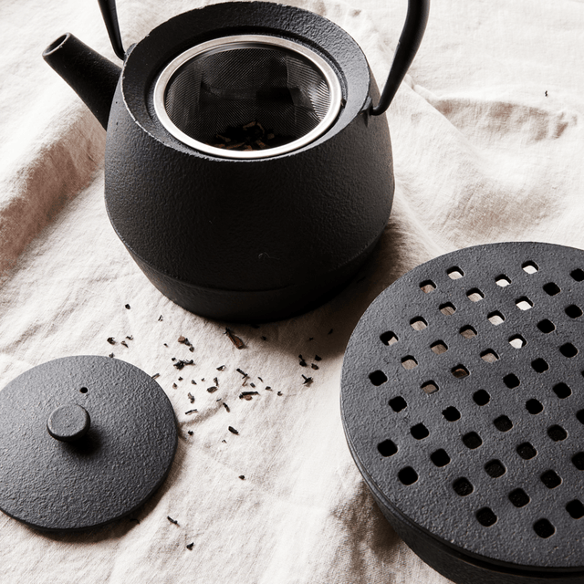 Stövchen Gusseisen in Schwarz - Nicolas Vahé - DesignWe.Love