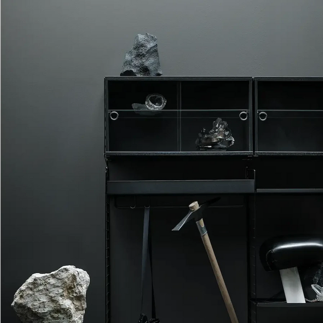 String Furniture Metallboden 78x30cm mit hoher Kante in Schwarz – Einzelboden für das String Regalsystem