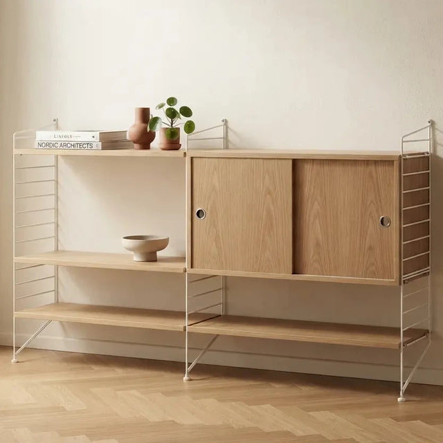 String Regalsystem Wohnzimmer Set Eiche/Weiß – 140 cm breit mit Schrank und Regalböden – String Furniture bei DesignWe.Love