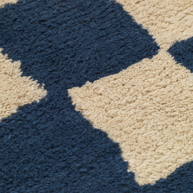 Teppich Mara Deep Blue waschbar - ferm LIVING - DesignWe.Love