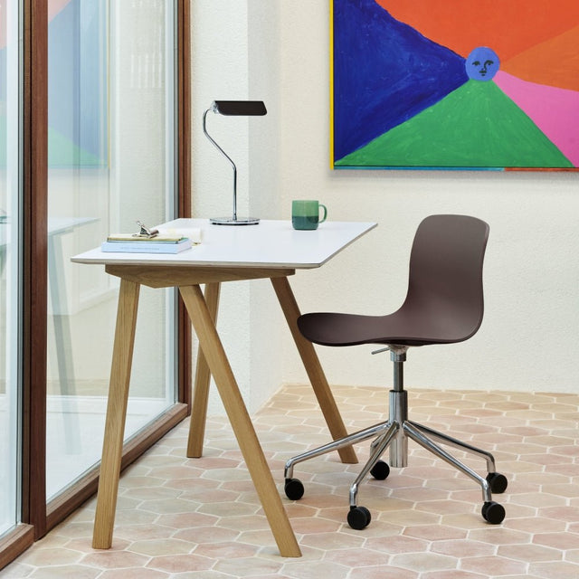 Schwarze Tischleuchte Apex Table Lamp auf dem Schreibtisch - Hay