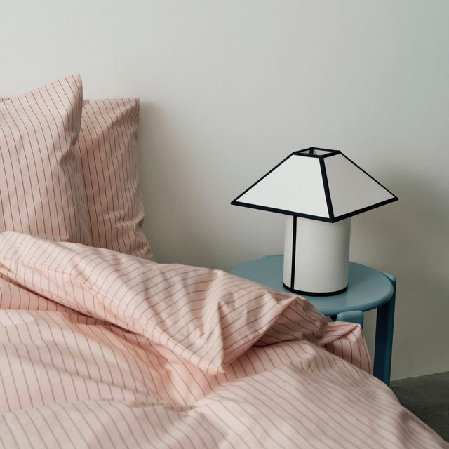Tischleuchte Ava Pyramid Lamp 290 - HAY - DesignWe.Love