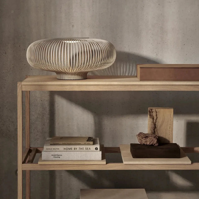 blomus Lito Tischleuchte LED Größe L Moonbeam auf Holzregal – Designleuchte bei DesignWe.Love