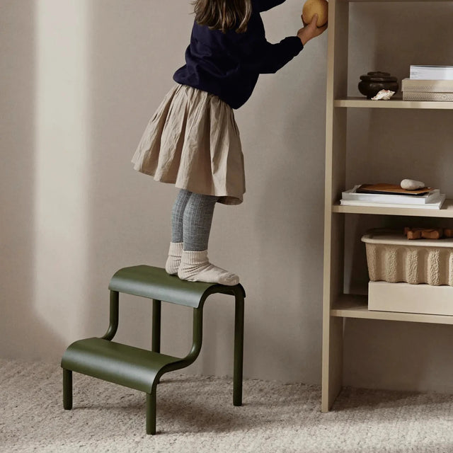Praktischer Tritthocker für das Kinderzimmer - Up Step Stool Grün – ferm LIVING, pulverbeschichtetes Metall, 2 Stufen