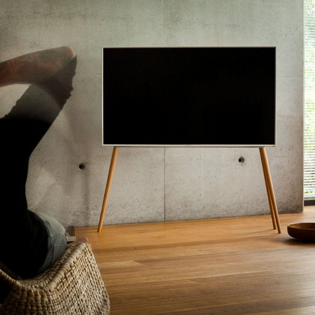TV - Ständer aus Holz für 42 - 55 Zoll Eiche - JALG - DesignWe.Love