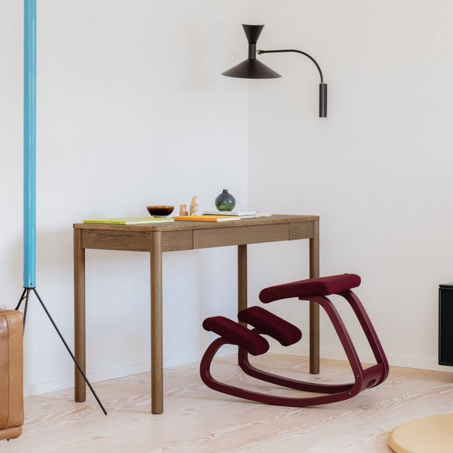 Variable Kniestuhl Monochrome Plum - Varier Furniture - DesignWe.Love